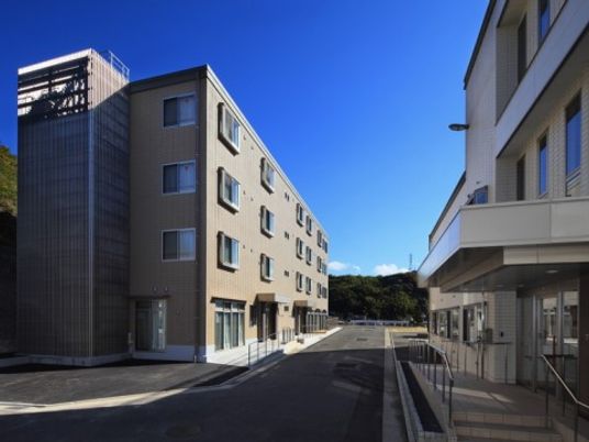 明るい日差しの外観