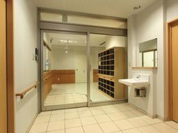 明るいエントランスの風景