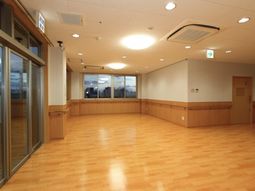清潔な床の多目的室
