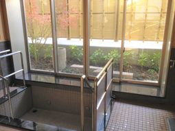 庭園見える明るい空間