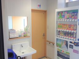 手洗い場と自動販売機