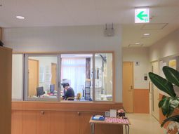 受付スペースの明るい一角