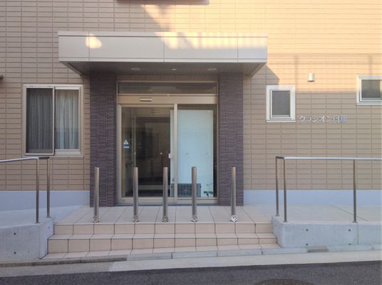 清潔感あるエントランス外観