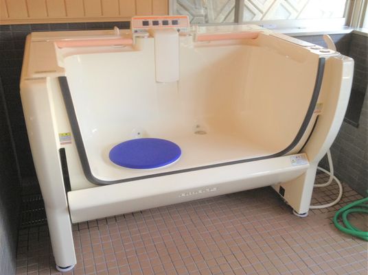 バリアフリー設計の浴室
