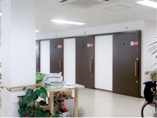 清潔な廊下と部屋の扉