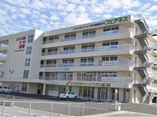 明るい日差しの外観