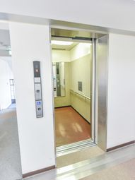 エレベーターの開いた扉