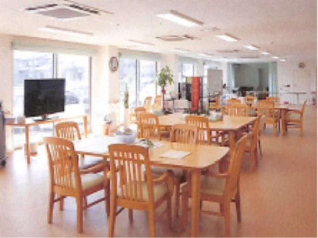 明るい広々としたダイニング 暮らし 木製のテーブルと椅子が配置されたダイニングスペースです。自然光が入り込む明るい環境で食事やコミュニケーションを楽しめます。