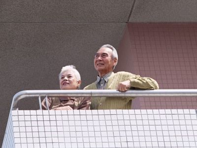バルコニーでくつろぐ二人