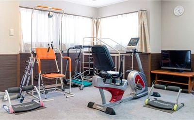 リハビリ機器の整った部屋