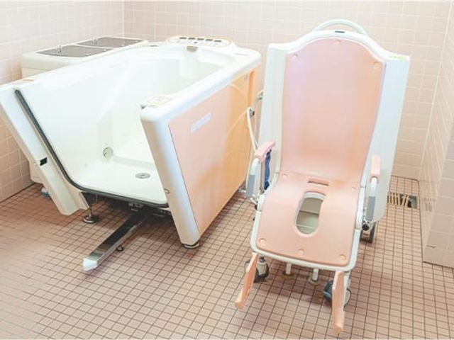 清潔な介護用浴室 浴室 清潔感あふれる浴室で入居者様のサポートをするやりがいのある仕事です。