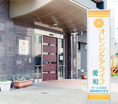 落ち着いた色のエントランス
