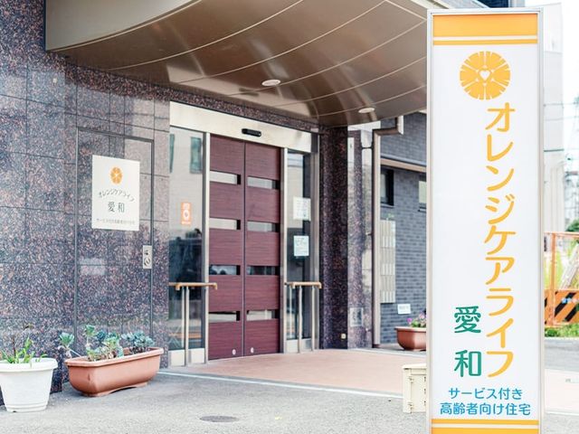 落ち着いた色のエントランス エントランス シックなデザインのエントランスで、暖かな出迎えができる職場環境をご体感ください。