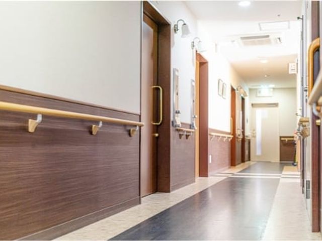 快適な職場の廊下 廊下 清潔感溢れる廊下がある職場で、安定した環境の中でご高齢者のサポートをしませんか。