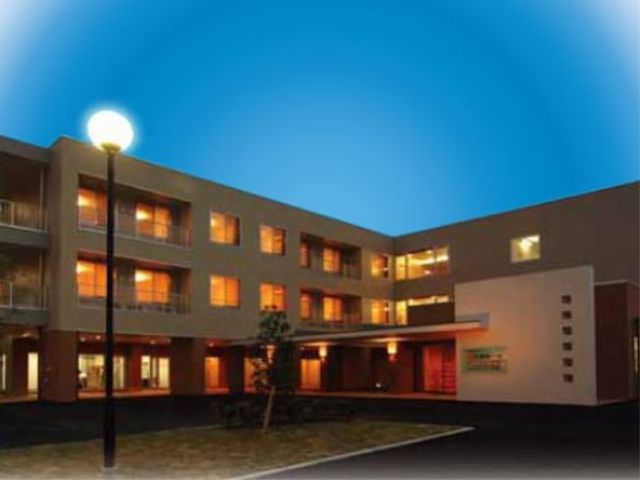 夕暮れ時の明るい外観 外観 暖かな灯りが迎える、職員と訪問者に心地よい職場環境を提供しています。