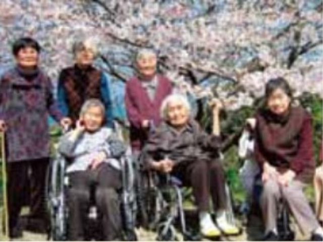 和やかな笑顔の日常 中庭 笑顔あふれる環境で、一緒に温かな支援を提供しませんか？心に残る仕事をしましょう。