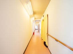 明るい廊下の風景
