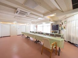 長テーブルとテレビの多目的室