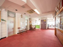 赤い絨毯の明るいロビー