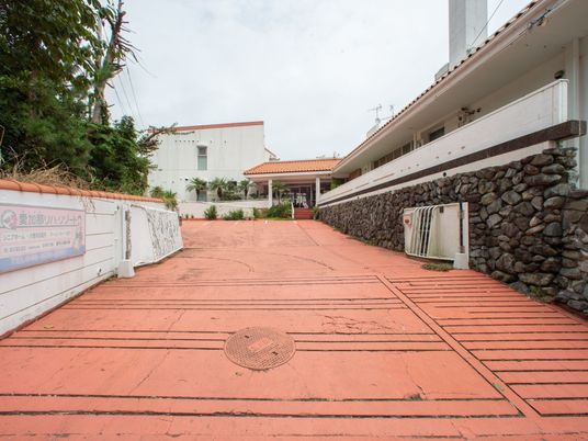 赤い舗装の坂道と建物