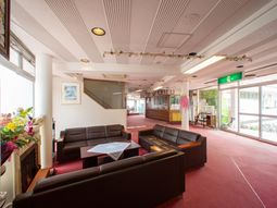 明るいロビーの様子