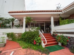 赤い階段がある建物入口