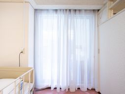 ベッドと窓のある部屋