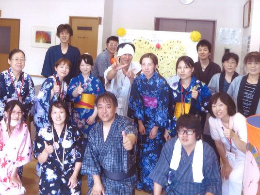 「ウェルハウスのぞみサンピア別館」のスタッフ(イベント時)。入居者のみなさんと一緒に盛り上がります。