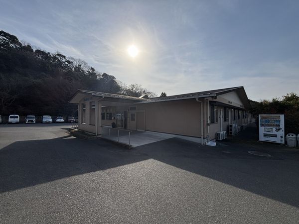 日差しのある建物外観
