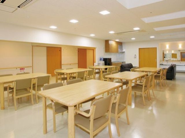 広々とした明るい食堂 食堂 ゆったりとした食堂は、明るく清潔感があり、共に食事を楽しむ空間となっています。利用者の皆様の憩いの場として最適です。