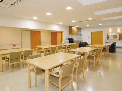 広々とした明るい食堂