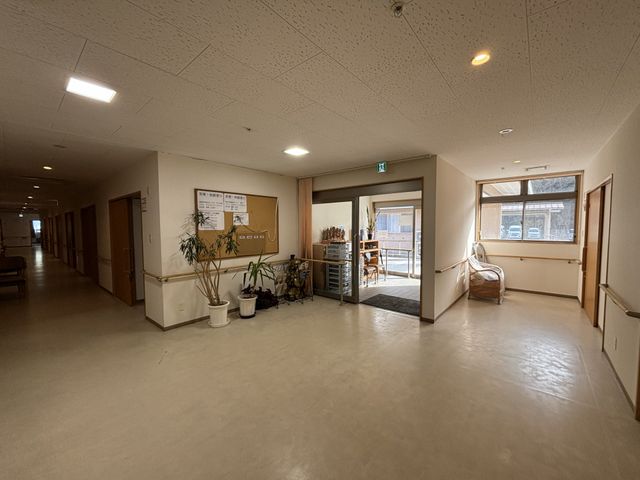 広々とした廊下 廊下 幅のある廊下が続いており、車椅子でも安心して利用できる造りになっています。自然光が優しく差し込んでいます。