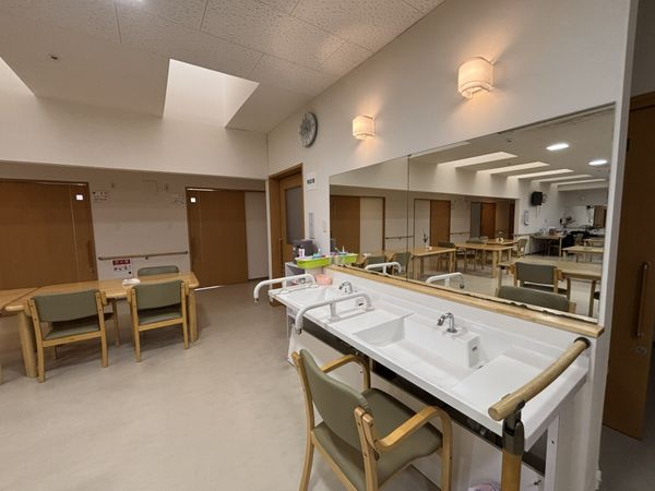自然光の明るい洗面台