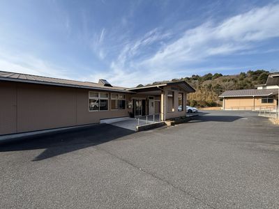 広々した建物外観