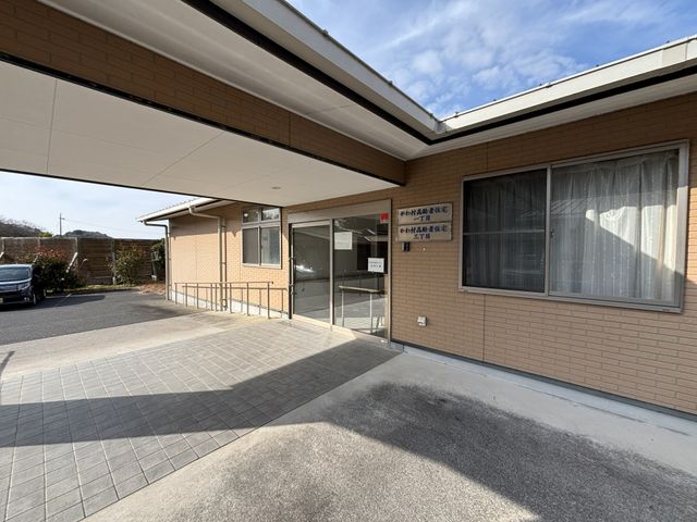 日当たりの良い外観 外観 広々としたエントランスが特徴で、日光が心地よく差し込む施設の前景です。