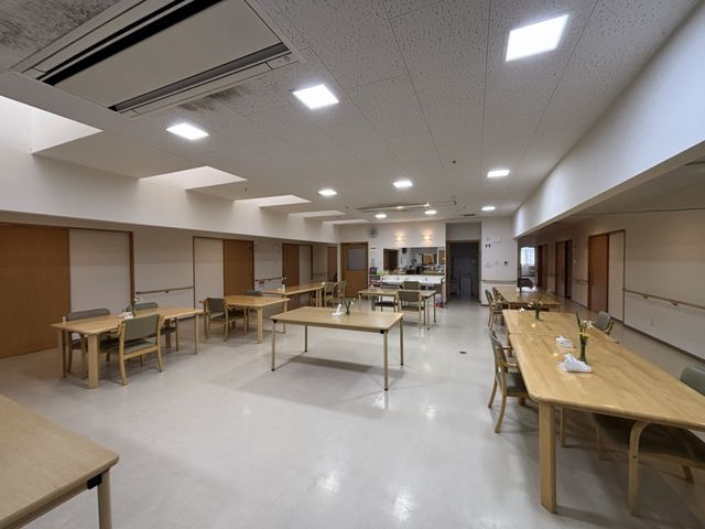 床が明るいダイニングルーム ダイニングルーム 自然光がたっぷりと入る広々とした空間で、ゆったりとした空気が流れています。机や椅子が整然と配置されています。