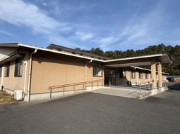 広々とした建物の外観