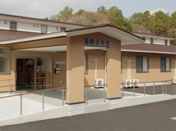 施設の入口と外観