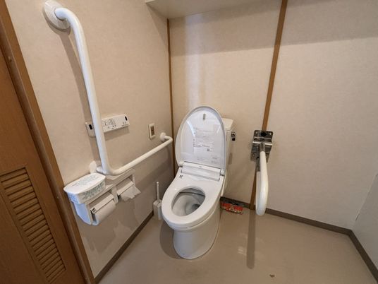 手すり付きのトイレ