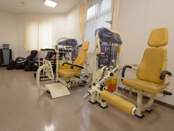 トレーニング機器が整った部屋