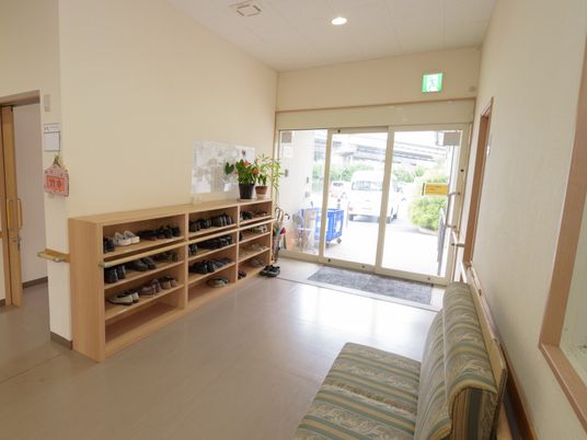明るいエントランスの風景