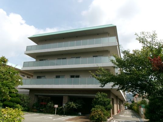 緑に囲まれた建物外観  