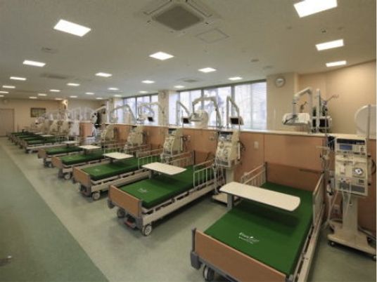 訓練用ベッドが並ぶ部屋