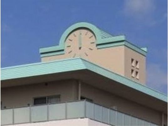 時計塔のある外観