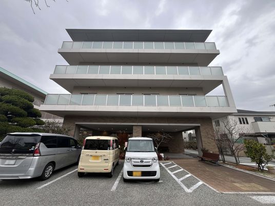 広い立派な建物の外観
