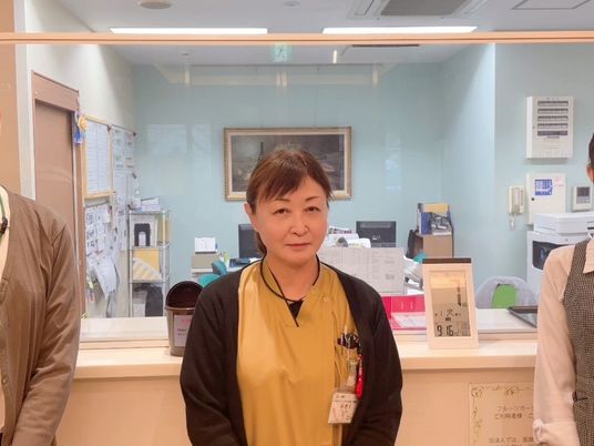 受付に立つ職員の様子  