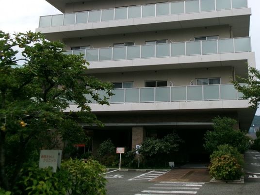 緑に囲まれた建物外観  