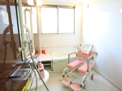 バリアフリー設計の浴室