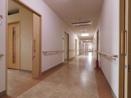 明るい清潔な廊下