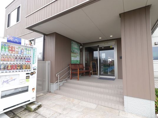 明るいエントランスと自動販売機